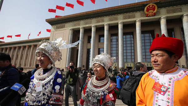 兩會(huì)上的少數(shù)民族頭飾帽子